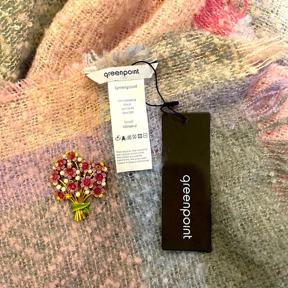 NWT Greenpoint large wrap with vintage pin - Picture 5 of 6